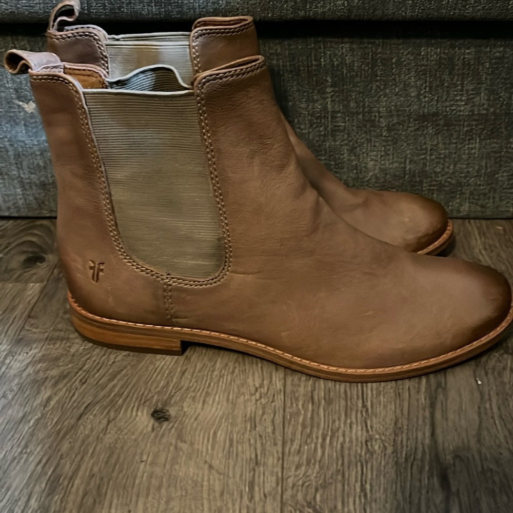 New women’s FRYE boots size 6.5M style 3479259–ASH